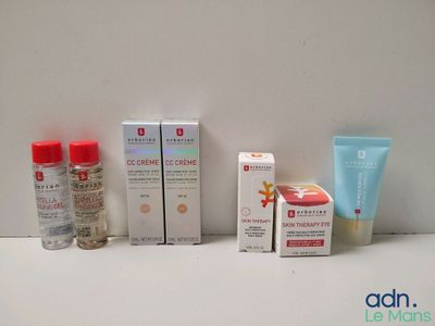 de nombreux types de produits de soins de la peau exposés sur une table
