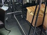 un portemanteau dans un magasin de vêtements, sur lequel sont posées des boîtes