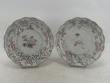 paire d'assiettes anciennes en porcelaine à motifs floraux