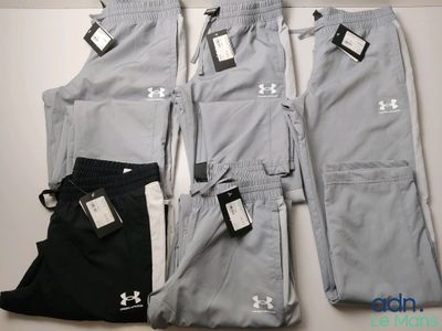 un lot de pantalons pour homme, avec leurs étiquettes encore attachées