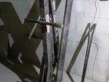 un gros objet métallique qui se trouve dans une pièce