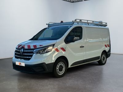 une camionnette blanche avec une bande rouge et blanche sur le côté