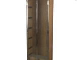 une photo d'une armoire en métal et en bois dotée d'une porte vitrée