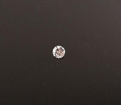 une image représentant un diamant sur un fond noir