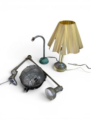 une lampe, un abat-jour et un pied de lampe posés sur une surface blanche