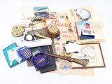 une pile d'objets assortis sur une table