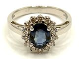 une image d'une bague en saphir bleu et diamant sur fond blanc