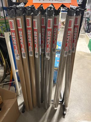 de nombreuses battes de baseball exposées dans un magasin