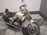 une moto posée sur un sol à damier