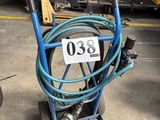une photo d'un tuyau bleu posé sur un chariot dans un entrepôt