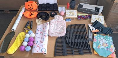 une table sur laquelle se trouvent divers objets, notamment une brosse à cheveux, un peigne, des ciseaux et d'autres objets