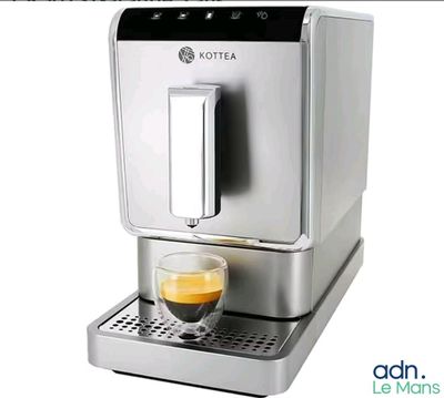 une machine à café dans laquelle se trouve une tasse de café