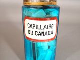 un bocal en verre rempli de glaçons posé sur une table