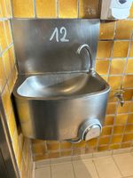 1 lave-mains en inox, 1 petite table en inox 55x90 cm