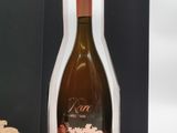 une bouteille de vin dans un coffret noir orné d'un motif en dentelle