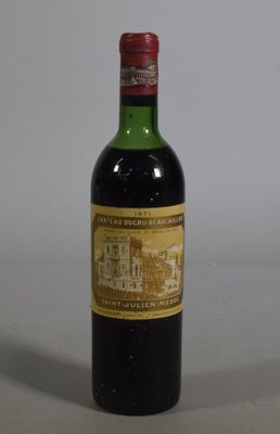 une bouteille de vin posée sur une table