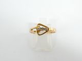 gros plan d'une bague en or ornée de deux diamants