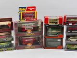de nombreux types de petits trains dans la boîte
