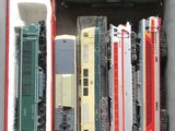 plein de petits trains miniatures rangés dans une boîte