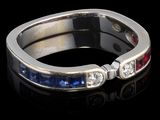 une photo d'une bague sertie d'un diamant et d'un saphir, posée sur un fond noir