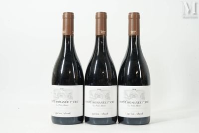 trois bouteilles de vin posées sur une table blanche