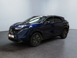 un SUV Nissan bleu garé dans une pièce aux murs blancs