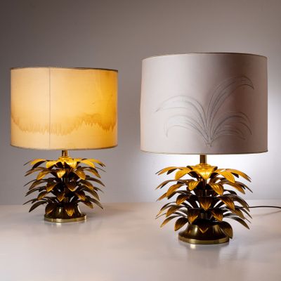 deux lampes posées sur une table, avec une autre lampe posée dessus