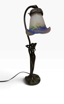 une photo d'une lampe de table munie d'un abat-jour en verre