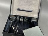 une valise noire contenant un miroir, un miroir et d'autres objets