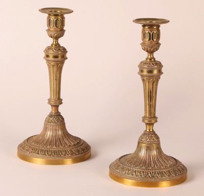 paire de chandeliers anciens en laiton sur fond blanc