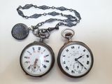 deux montres de poche posées sur une table