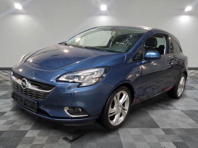 la photo d'une voiture bleue garée dans un garage