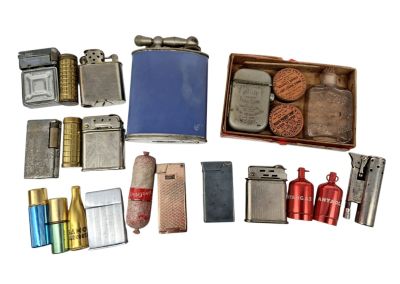 de nombreux modèles différents de briquets et des briquets présentés dans une boîte