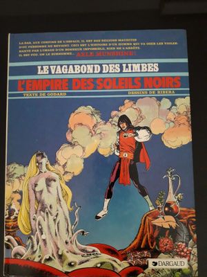 deux livres exposés sur une étagère dans une pièce