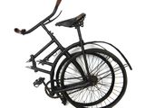 un vélo noir muni d'un guidon en bois
