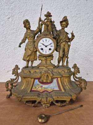 une horloge posée sur une table