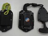 deux téléphones portables attachés à un cordon