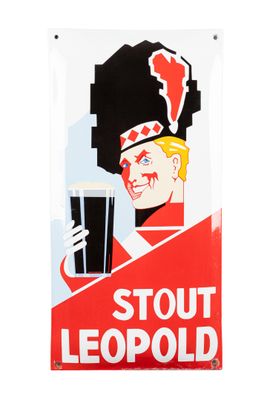 une enseigne rouge et blanche représentant un soldat tenant un verre de bière