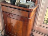 une armoire en bois surmontée d'un miroir