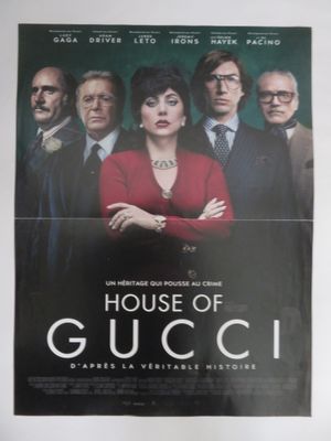 L'affiche du film « House of Gucci » est accrochée au mur.