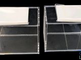 une paire de boîtes en acrylique transparent surmontées d'un carré blanc