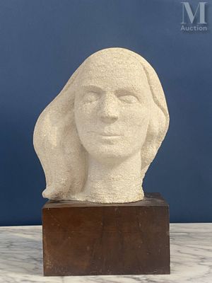 sculpture d'une tête de femme sur une base en marbre