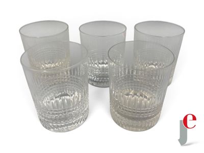 quatre verres sont alignés sur une surface blanche