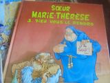 un livre sur lequel figure la photo d'un homme tenant une pancarte