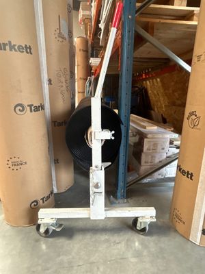 un chariot posé par terre à côté de quelques cartons