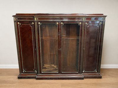 Bibliothèque de cabinet, à leger ressaut, en acajou et placa…