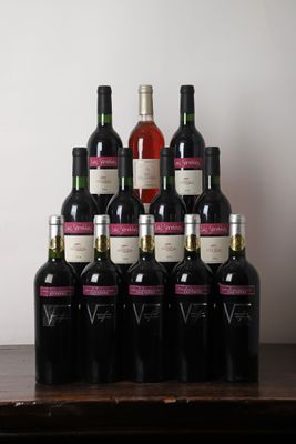 plusieurs bouteilles de vin sont alignées sur une table en bois