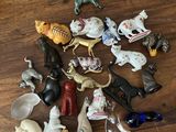 de nombreux types de figurines sur la table