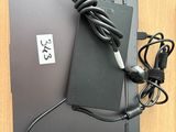 un ordinateur portable et un chargeur posés sur un bureau