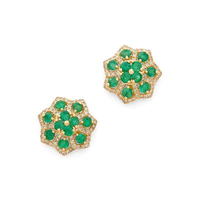 une paire de boucles d'oreilles en émeraude et diamant
